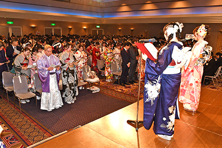 「市民の誓い」を朗読する出席者ら