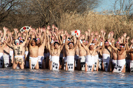 杭瀬川で身を清める裸男たち