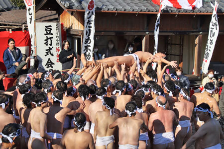 男衆に威勢よく担ぎ上げられる「心男」