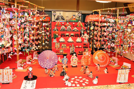 「池田屋脇本陣」に飾られた雛壇とつりびな