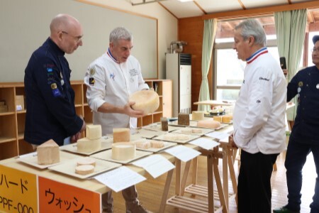 全国から募集した日本のチーズを審査するMOF職人ら