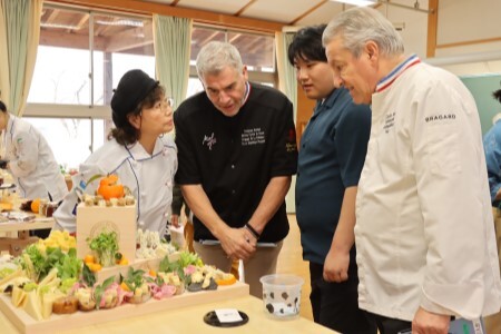 チーズを地元食材などと組み合わせて盛り付け、美しさを競う「技術審査」