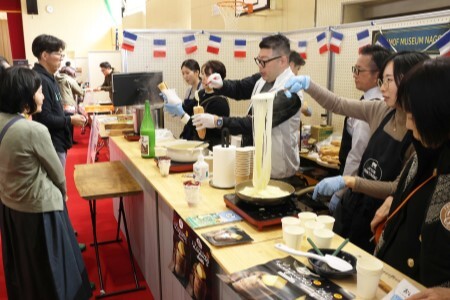 チーズ販売などのブースが並ぶ「チーズフェスティバル」