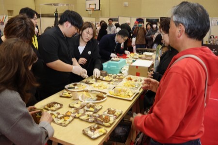 多くの人で賑わう「チーズフェスティバル」の様子