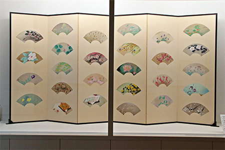 扇面に描かれたさまざま花の作品