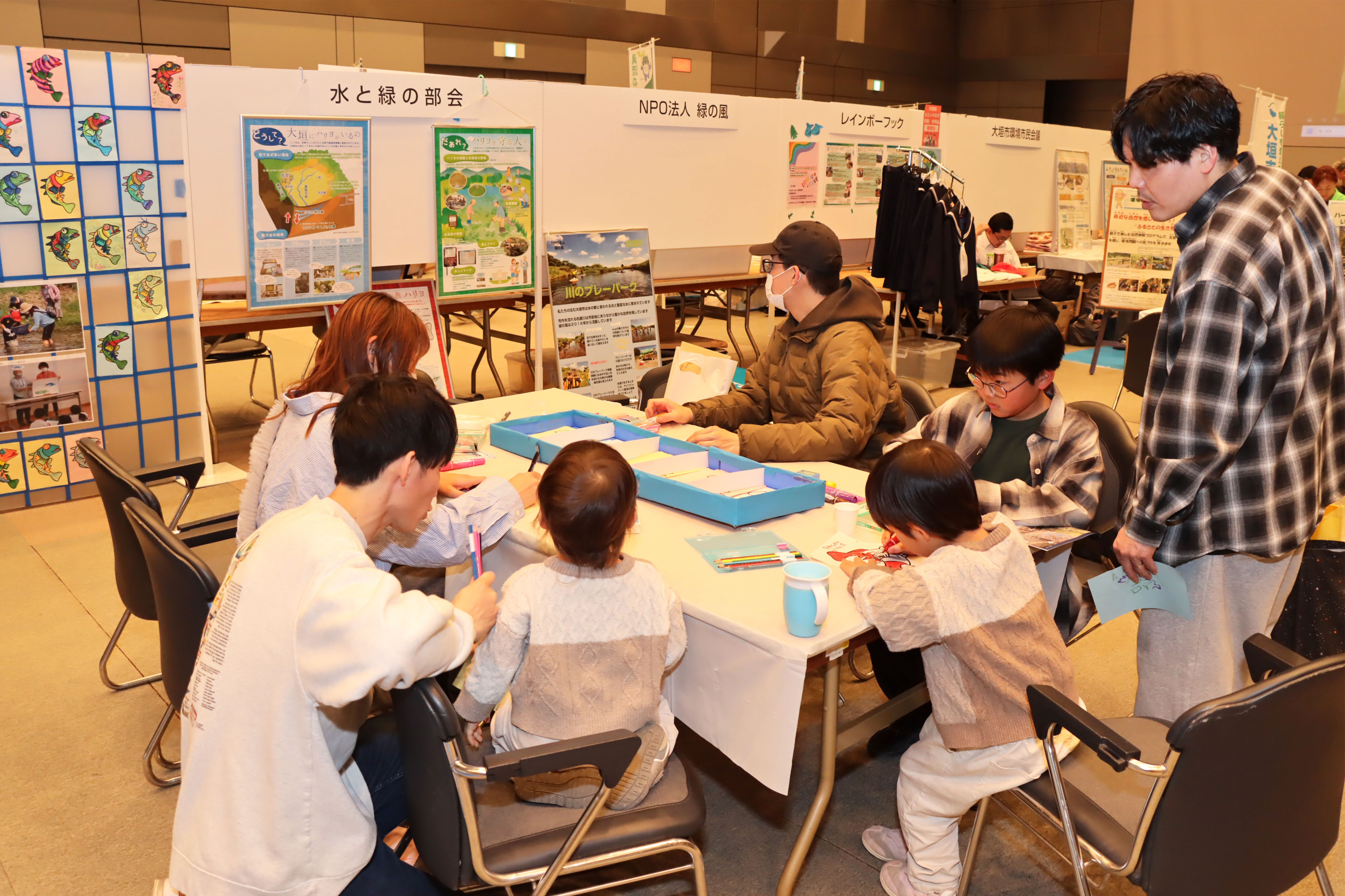 体験コーナーや活動紹介のパネル展など