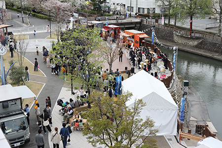水門川沿いで水辺空間を楽しむ「かわまちテラス」