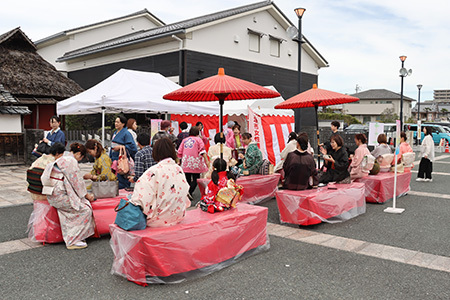 着物姿でお茶席を楽しむ参加者ら
