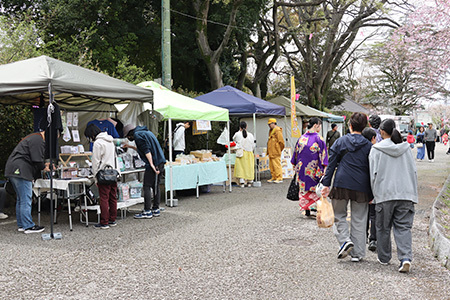 物販マーケットのブースが並んだ大垣公園