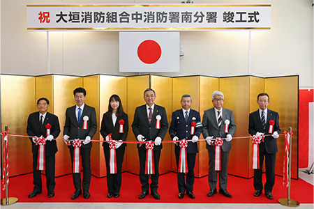 組合管理者の石田市長らによるテープカット