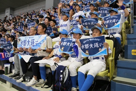 PRボードを掲げる市民応援団ら