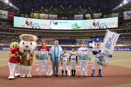試合前セレモニーで市特産品を贈呈した石田市長ら
