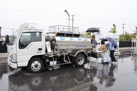給水車からの給水体験