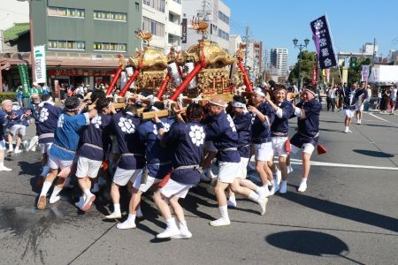 威勢のよいかけ声で練り歩くみこし